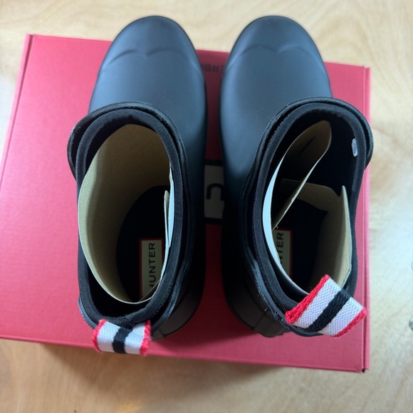 Hunter Matte Black Short Waterproof Ankle Boots with Red-White Pull Tab - Picture 6 of 16